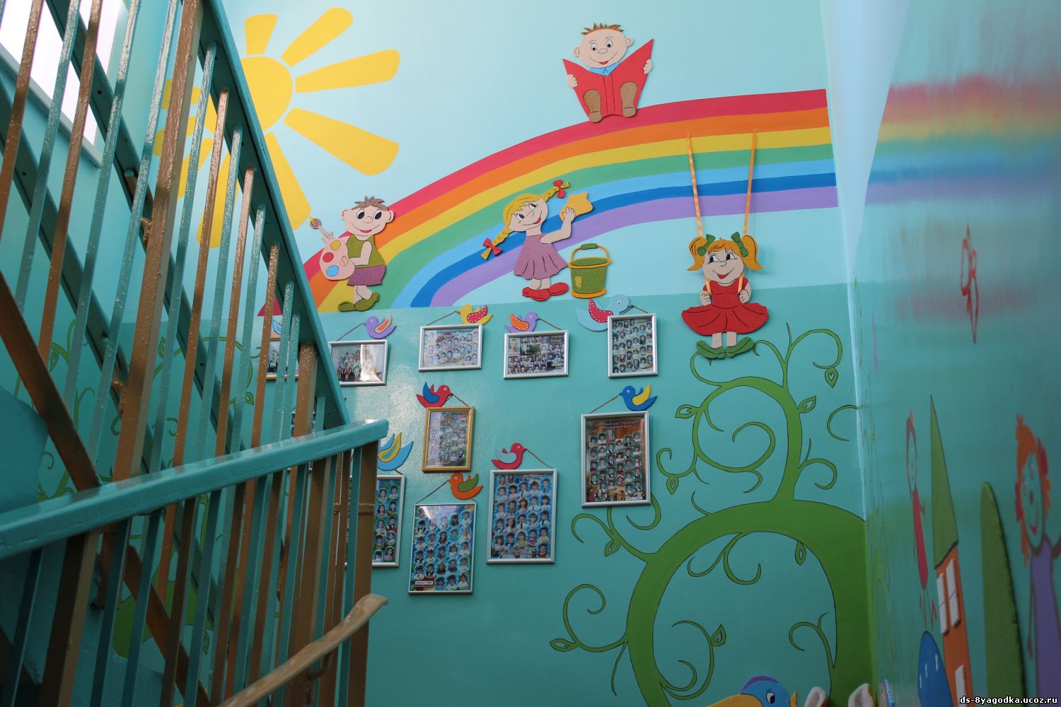 Оформление ребенка в садик. Украшение коридора в детском саду. Украшение стен в детском саду. Украшение лестницы в детском саду. Украшение холла в детском саду.